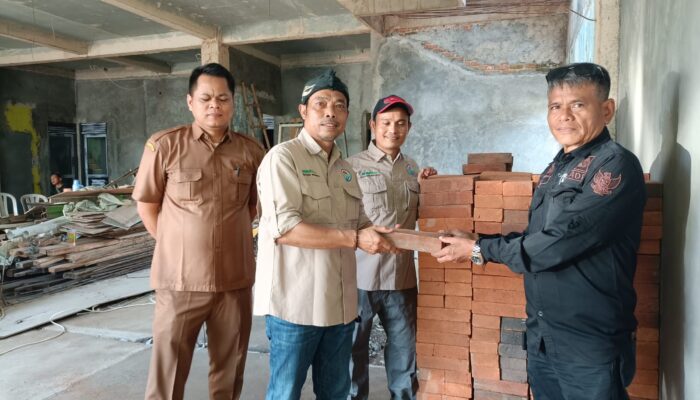 Bumdes Dayeuh Rahayu Sumbang 1.000 Bata Merah untuk Bangun Kantor Desa