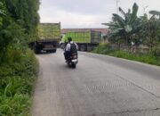 Pengguna Jalan Keluhkan Banyak Truk Tambang Parkir di Bahu Jalan Raya Mad Noer Jampang