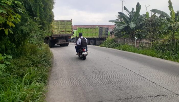 Pengguna Jalan Keluhkan Banyak Truk Tambang Parkir di Bahu Jalan Raya Mad Noer Jampang