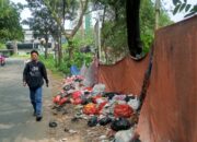 Menjijikan! Bekas Potongan Rambut hingga Sampah Rumah Tangga Berserakan di Jalan Karadenan-Sukaraja