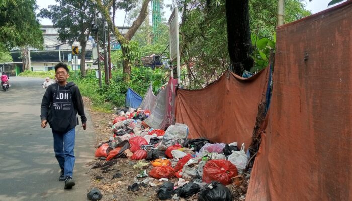 Menjijikan! Bekas Potongan Rambut hingga Sampah Rumah Tangga Berserakan di Jalan Karadenan-Sukaraja