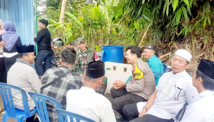 Babinkamtibmas dan Babinsa Kompak Sampaikan Pesan Kamtibmas kepada Masyarakat