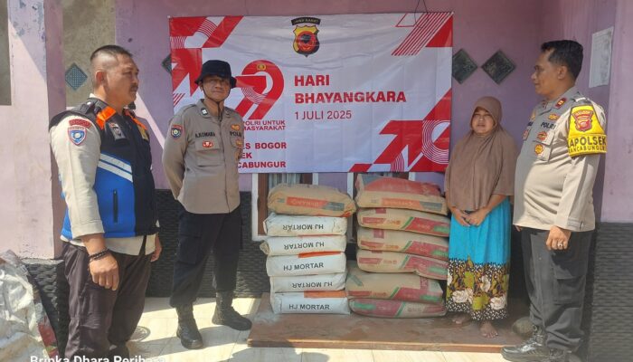 Peduli, Polsek Rancabungur Bedah Rumah Warga yang Ambruk Akibat Puting Beliung