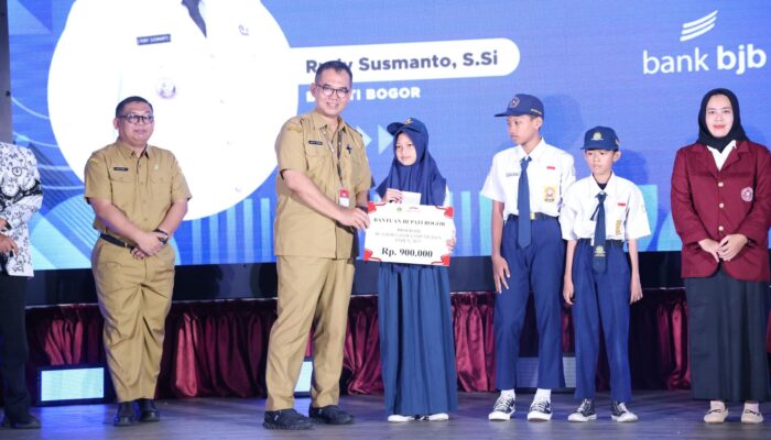Bupati Rudy Susmanto Berikan Beasiswa Istimewa untuk Siswa SMP Swasta dan Guru PAUD