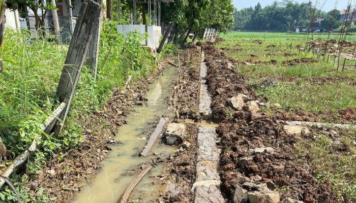 Usai Dikeluhkan Warga Karena Persempit Saluran Air, Perumahan Pesona Kahuripan 10 Cileungsi Perbaiki Fondasi