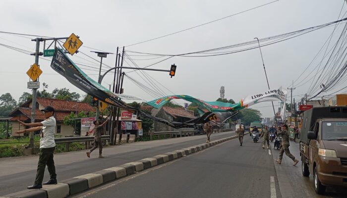 Dikeluhkan Warga, Satpol PP Kecamatan Kemang Tertibkan Spanduk Liar