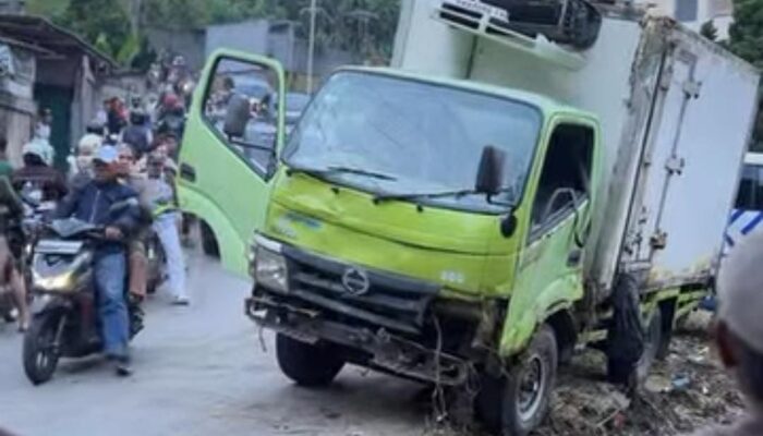 Diduga Rem Blong, Truk Box Hino Tabrak Pemotor di Cisarua Hingga Tewas