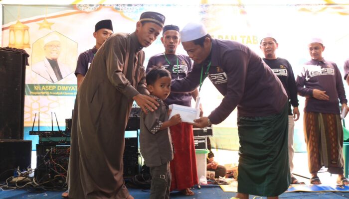 Peringati 10 Muharram, Organisasi Pemuda Sipeureup Santuni Anak Yatim dan Jompo
