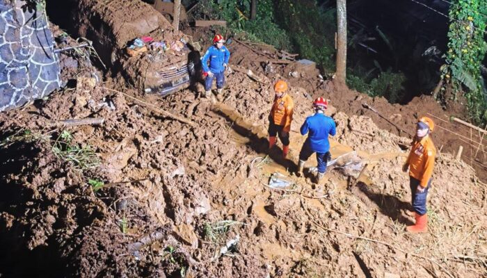 5 Orang Tertimbun Longsor di Villa Cisarua, 2 Belum Ditemukan