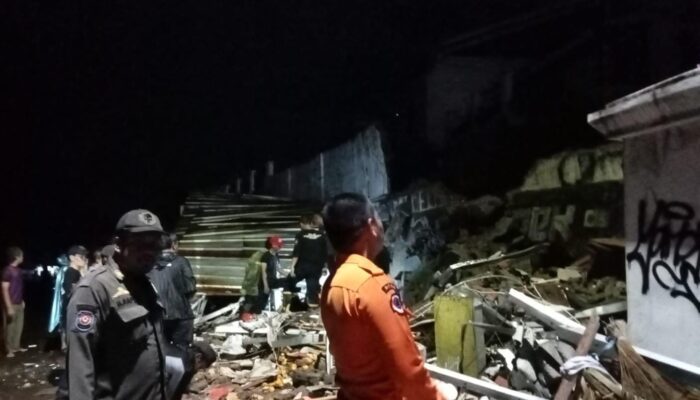 Warung Buah di Leuwisadeng Hancur Tertimpa Longsor