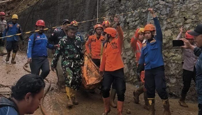 2 Orang yang Hilang Tertimbun Longsor di Villa Cisarua Ditemukan Tewas