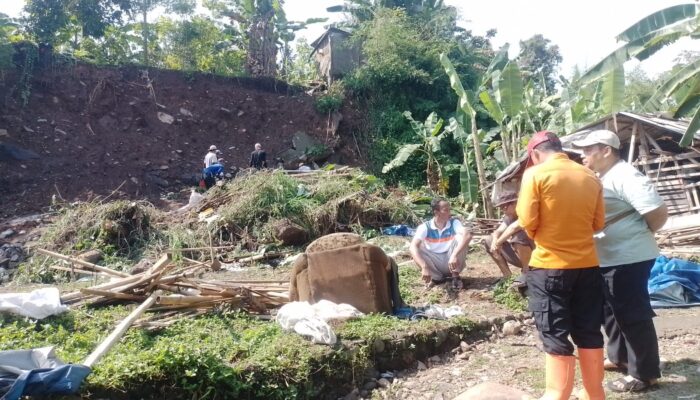 1 Unit Motor dan Kandang Domba Berisi 20 Ekor Tertimpa Turap Villa di Tamansari