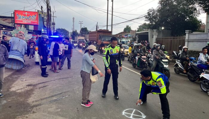 Gagal Nyalip, Angkot di Cileungsi Tabrak 3 Pemotor dan 6 Orang Terluka