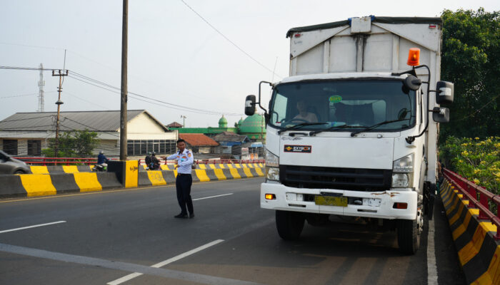 Atasi Kemacetan di Simpang Cibinong, Dishub Kabupaten Bogor Pasang Rambu Larangan Parkir