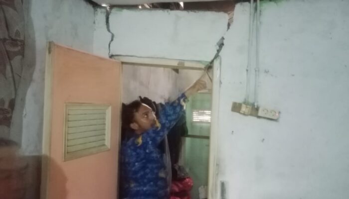Sejengkal dari Jurang, Rumah di Desa Gunung Putri Ini Tinggal Menunggu Waktu Roboh