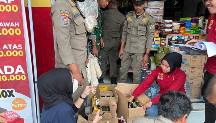 804 Botol Miras Ilegal di Toko Ogi Ciawi Dibabat Habis Satpol PP Kabupaten Bogor