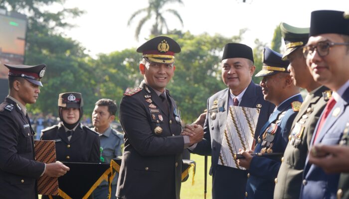 Bupati Rudy Susmanto Raih Penghargaan Tokoh Pengayom Sinergitas di HUT Bhayangkara Ke-79